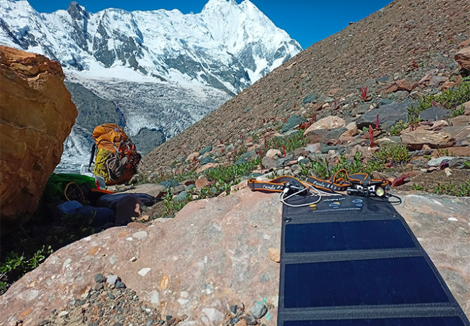 Solární panel SolarPower 28W 3.0 v Pákistánu na hoře Rakaposhi