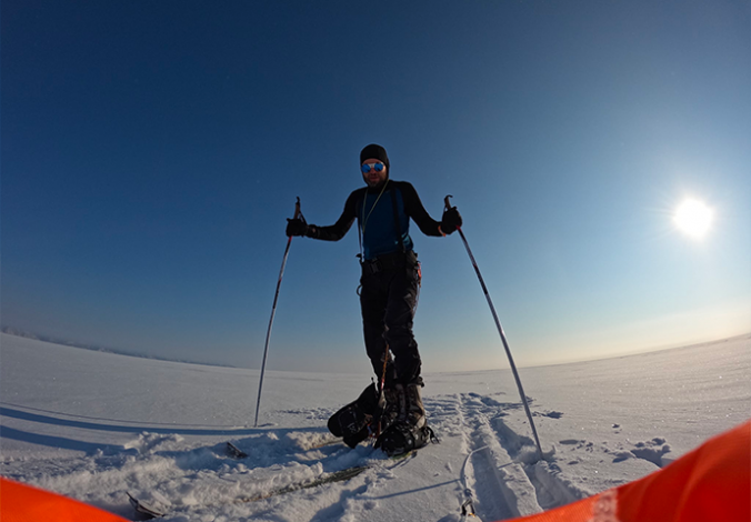 Jakub Sakala při své expedici napříč zmrzlým jezerem Bajkal