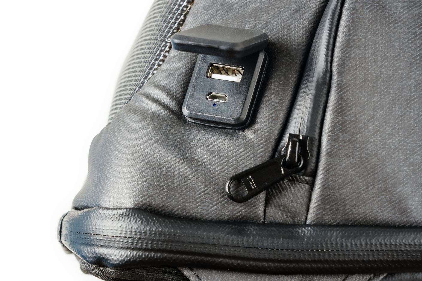 Pohled na výstupy USB-A a USB micro batohu Lumee