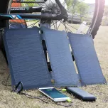 Solární nabíječka CROSSIO AllPower 21W v přírodě opřená o kolo