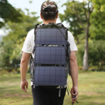 Solární nabíječka CROSSIO AllPower 21W připevněná na batohu